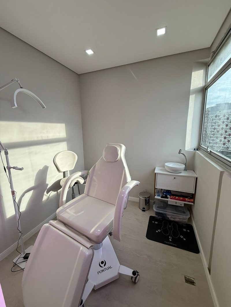 Sala de procedimentos da Campedelli Dermatologia em Santos — laser, peelings e toxina botulínica